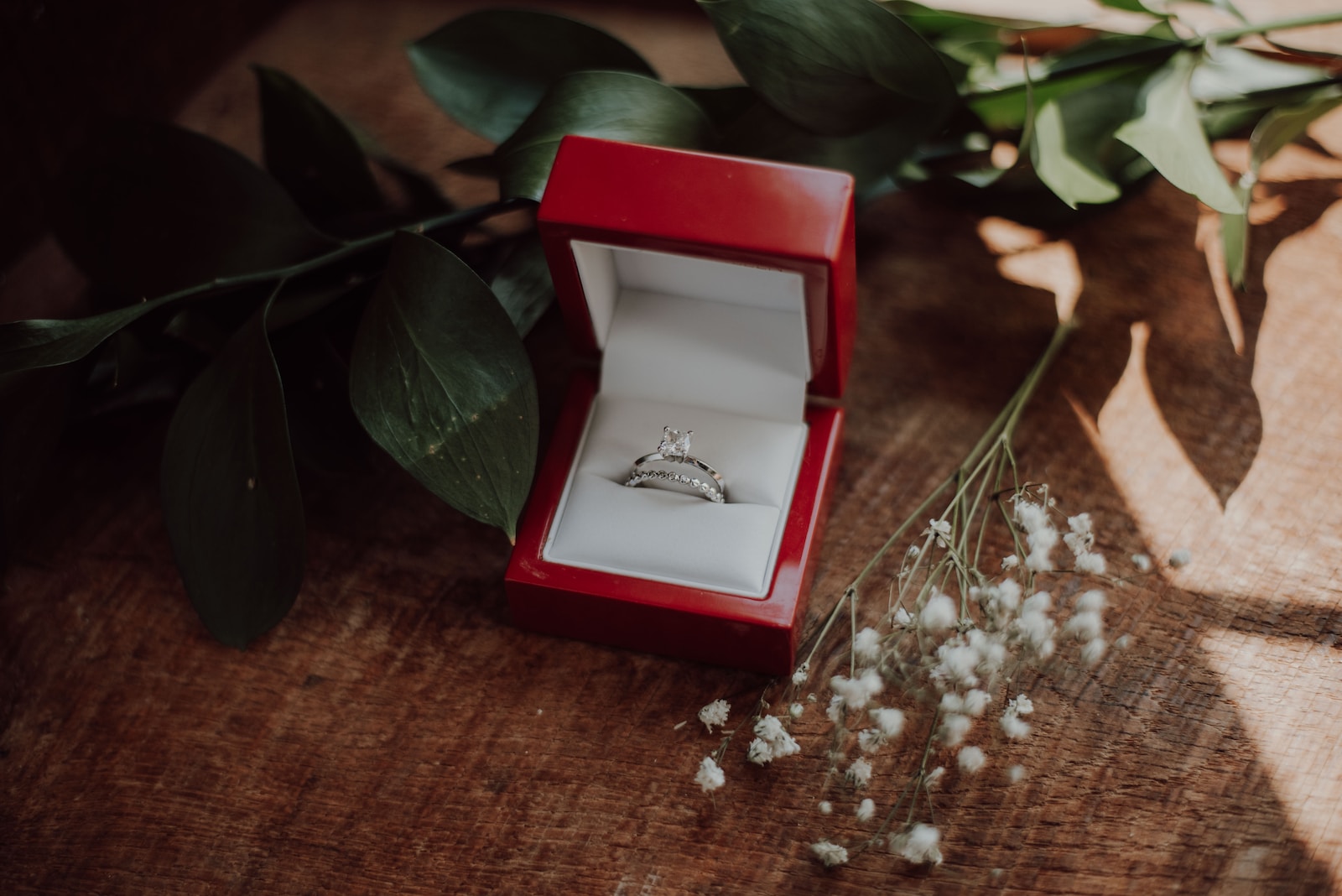 How to Buy an Engagement Ring on a Budget?
